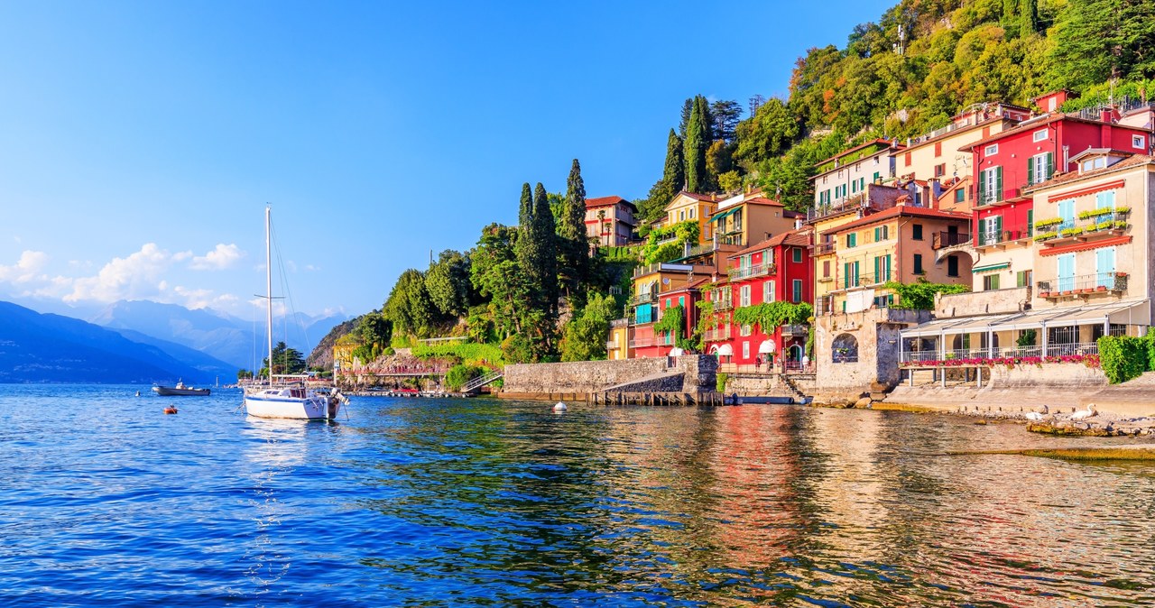 Jezioro Como położone jest w północnej części Włoch, w Alpach. Zachwyca pięknymi widokami i jest uwielbiane przez gwiazdy. Varenna to jedna z miejscowości, tworzących Złoty Trójkąt. /Pixel