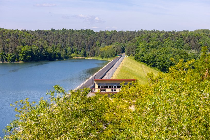Jezioro Dobczyckie i zielony teren wokół niego robi ogromne wrażenie /123RF/PICSEL