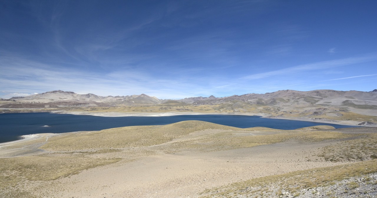 Jezioro Laguna del Maule to wielka atrakcja Chile. Zbiornik znany jest z wydawania niezwykłych dźwięków, przypominających śpiew. /Jean-Claude Malausa / Biosphoto /East News