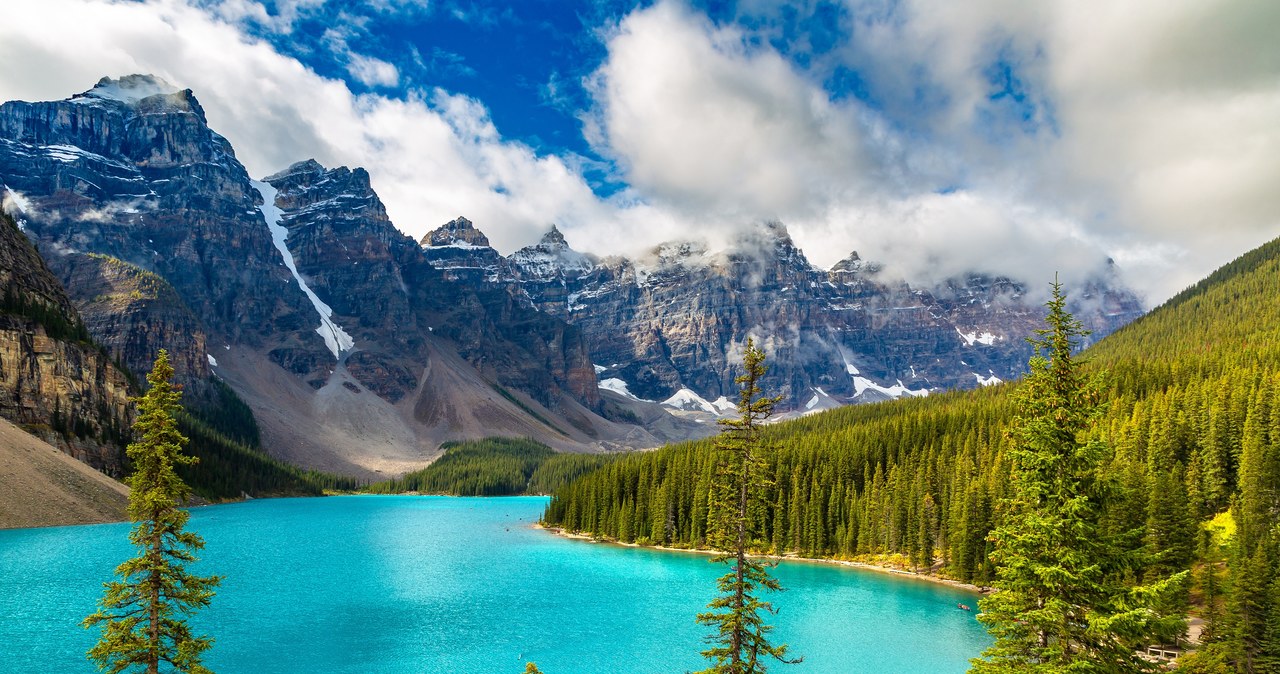 Jezioro Moraine w Parku Narodowym Banff w Albercie jest jednym z najpiękniejszych jezior w Kanadzie, a tych jest tam cała masa /Pixel