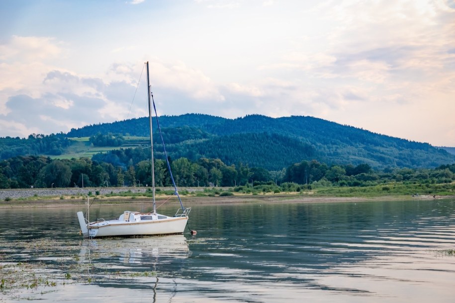 Wypłynął na jezioro Mucharskie, ślad po nim zaginął. Trwają poszukiwania 70-latka