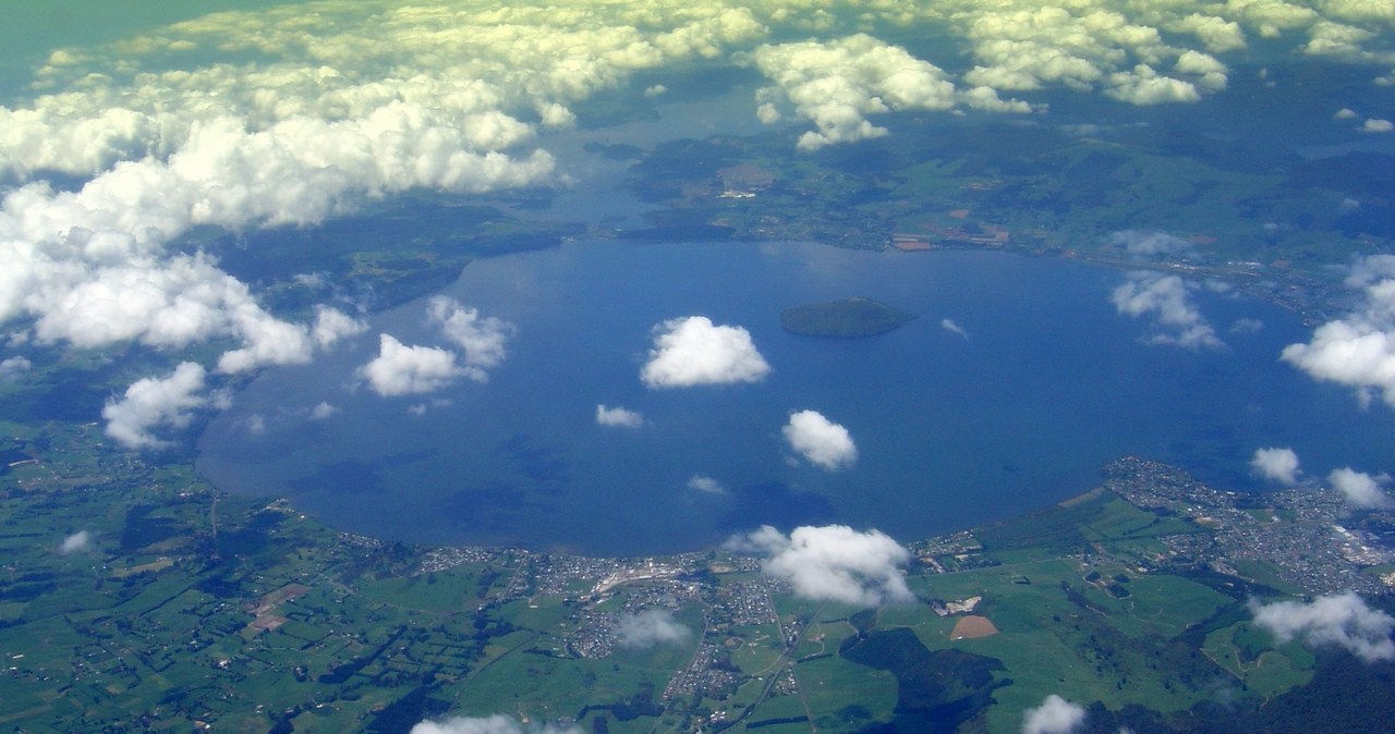 Jezioro Rotorua leży w kraterze uśpionego wulkanu. /Wikimedia