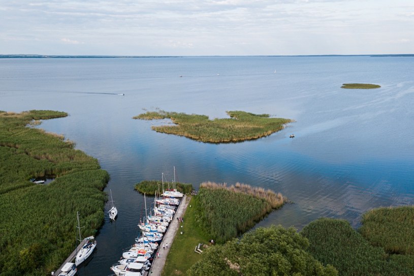 Jezioro Śniardwy od wielu lat pozostaje jednym z najpopularniejszych wakacyjnych kierunków w Polsce. /Mateusz Grochocki /East News
