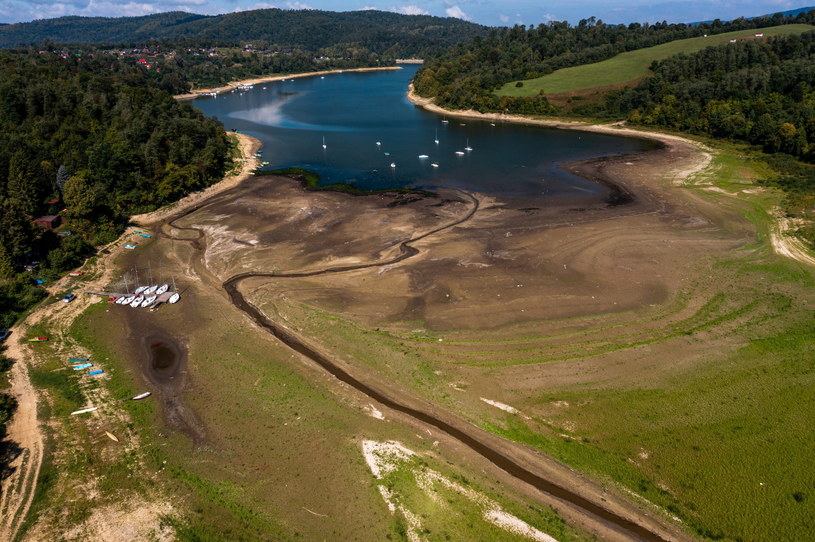 Jezioro Solińskie wysycha. Największy zbiornik retencyjny w Polsce ma niecodziennie niski poziom wody. Powodem jest m.in. susza hydrologiczna /	Darek Delmanowicz   /PAP
