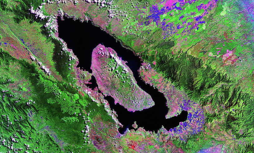 Jezioro Toba w Indonezji jest w istocie pozostałością ogromnego superwulkanu /NASA