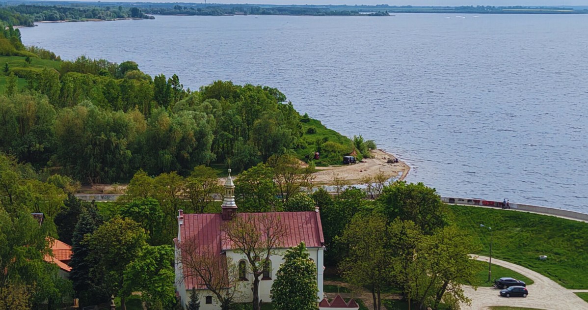 Jeziorsko - zbiornik zaporowy na Warcie - to największy akwen w regionie łódzkim. Na zdj.: zabytkowy kościół w Siedlatkowie /Andrzej Zbaraniecki /East News