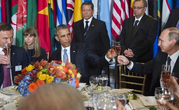 Język dyplomacji - od historycznego przywitania po wspólny obiad Dudy, Obamy i Putina