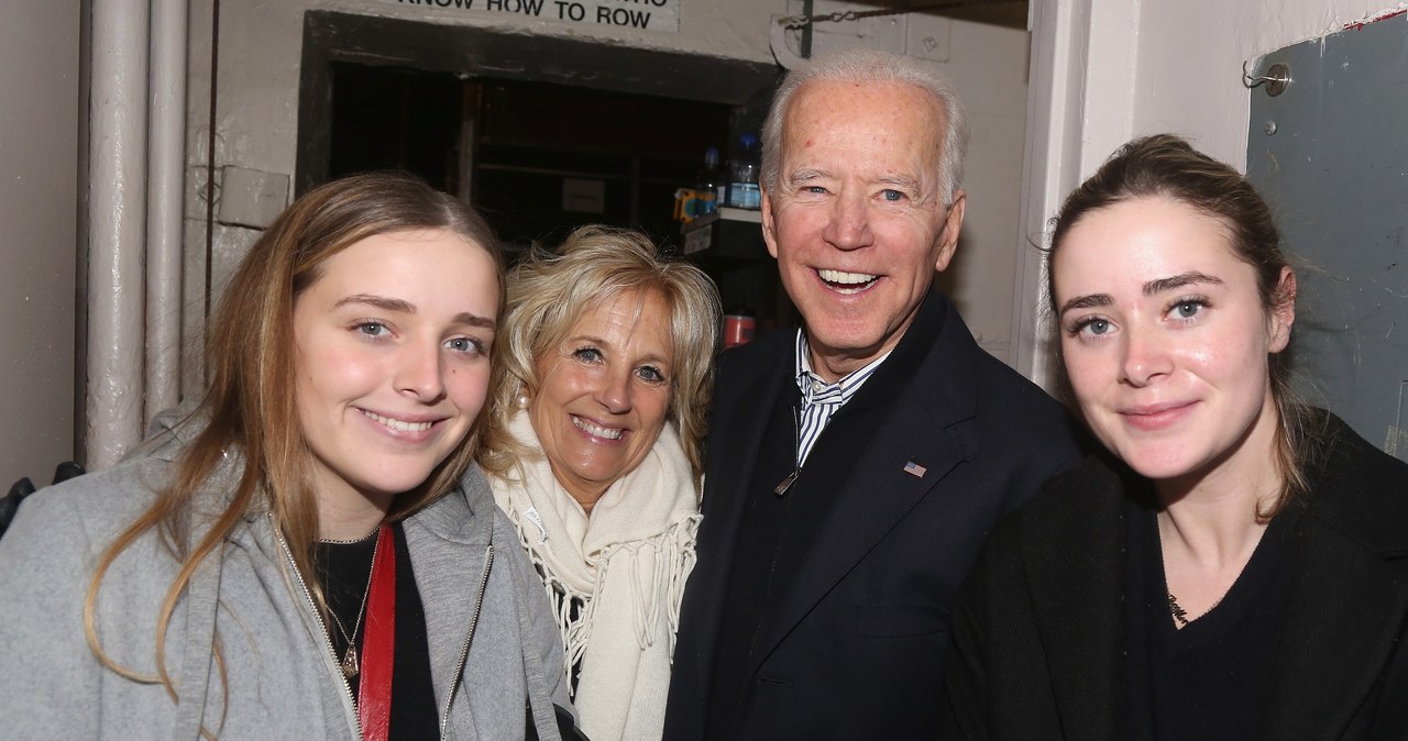 Jill i Joe Biden (w środku) z wnuczkami Finnegan i Naomi / Bruce Glikas/FilmMagic /Getty Images