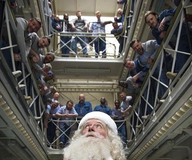 Jim Broadbent w scenie z filmu "Uwolnić Mikołaja!"