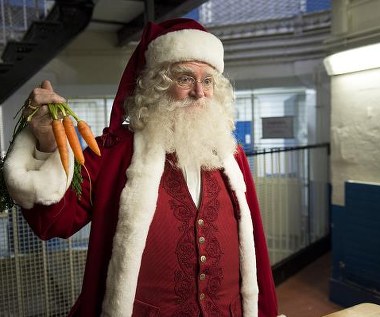 Jim Broadbent w scenie z filmu "Uwolnić Mikołaja!"
