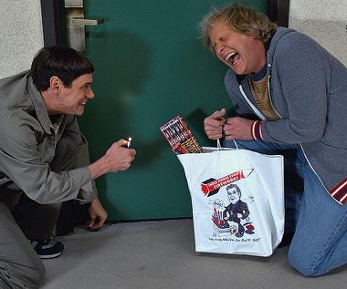 Jim Carrey i Jeff Daniels w scenie z filmu "Głupi i głupszy bardziej"