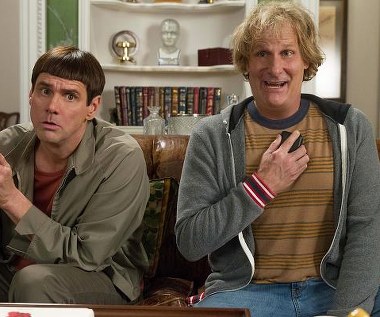 Jim Carrey i Jeff Daniels w scenie z filmu "Głupi i głupszy bardziej"