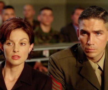 "Jim hipnotyzuje widza. Nie widziałem tak ciekawej twarzy od czasu młodego Roberta De Niro - tak Caviezela chwalił Carl Franklin, reżyser filmu "Bez przedawnienia". Aktor wcielił się w przedsiębiorcę budowlanego, który nagle zostaje aresztowany przez FBI. Okazuje się, że przed laty pracował na zlecenie armii amerykańskiej i jest oskarżony o morderstwo w Salwadorze.

"Tom to przeciętny facet, który kocha swoją żonę nade wszystko na świecie. Szybko jednak odkrywamy, że jest dużo bardziej skomplikowany niż nam się to początkowo wydawało, co stawia go w zupełnie nowym świetle" - aktor charakteryzował swojego bohatera.