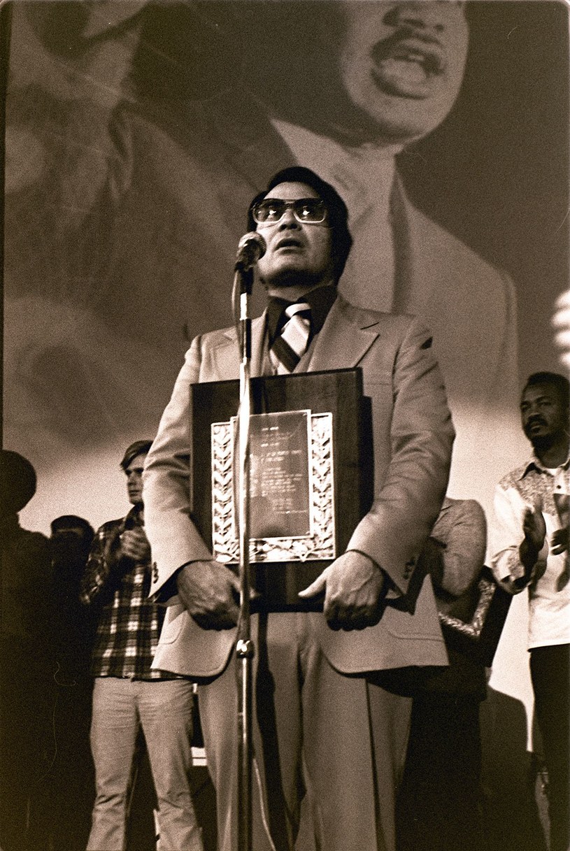 Jim Jones odbiera nagrodę humanitarną im. Martina Luthera Kinga Jr /Nancy Wong, lic. CC-BY-SA 4,0 /domena publiczna