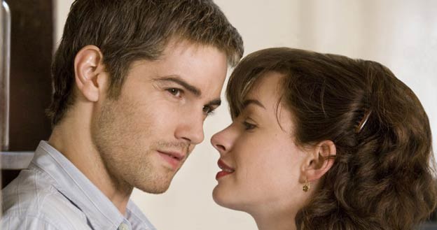 Jim Sturgess i Anne Hathaway w scenie z filmu "Jeden dzień" /materiały prasowe