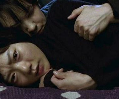 Jim Sturgess i Doona Bae w scenie z filmu "Atlas chmur"