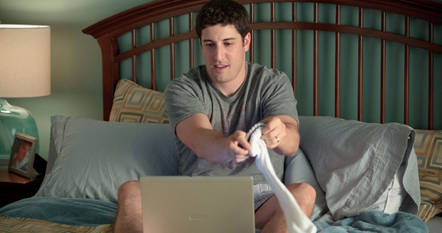 "Jimbo" (Jason Biggs) nawet po ślubie nie zerwał z dawnymi rozrywkami /materiały dystrybutora