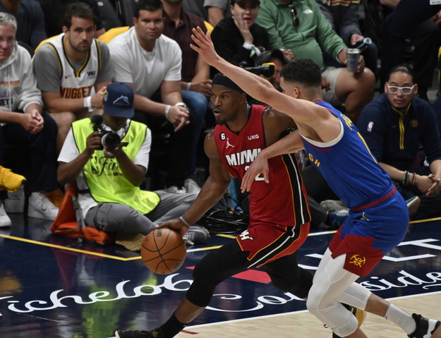 Jimmy Butler (L) z Miami Heat w akcji przeciwko Michaelowi Porterowi Jr. z Denver Nuggets (P) /BOB PEARSON /PAP/EPA