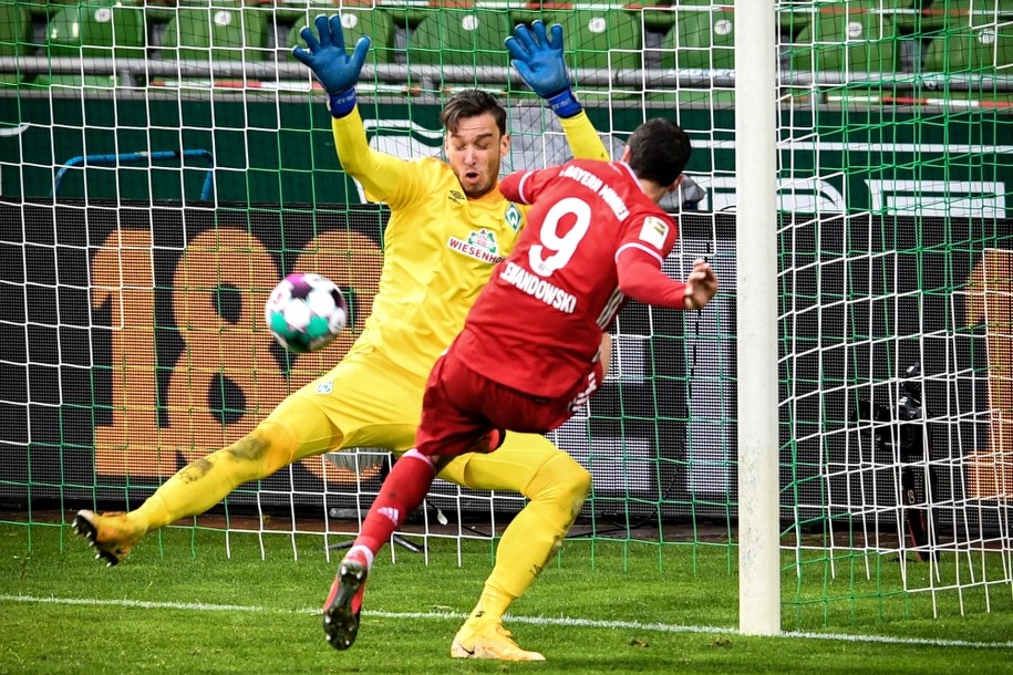 Jiri Pavlenka w akcji przeciwko Robertowi Lewandowskiemu /CARMEN JASPERSEN / POOL /PAP/EPA