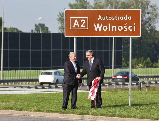 Joachim Gauck i Bronisaw Komorowski pryz tablicy "Autostrada Wolności" /Rafał Guz /PAP