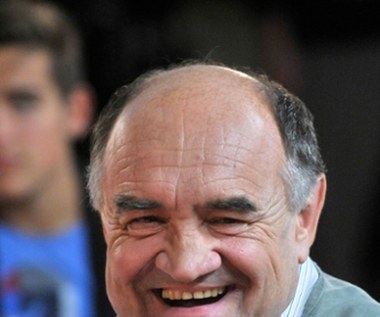 Joachim Lamża był także jedną z gwiazd serialu "Wszyscy kochają Romana". "Mój bohater posiada dar błyskotliwego puentowania sytuacji domowych" - mówił aktor, który wcielił się w ojca granego przez Bartka Kasprzykowskiego Romana.  Serial był polską wersją amerykańskiego hitu "Everybody Loves Raymond" a za reżyserię odpowiedzialny był Jurek Bogajewicz.

"Słuchajcie, w sitcomach nikt nie chce grać, nikt nie chce ich oglądać, a ja czuję się jak alfons, który przywiózł prostytutkę z Włoch czy Chicago i musi ją ubrać, żeby się sprzedała w Warszawie" - tak reżyser przedstawiał swój projekt. Nic dziwnego, że po jednym sezonie zaprzestano jego produkcji.