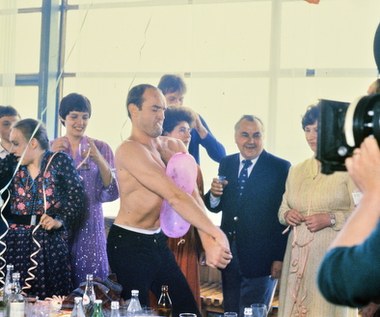 Joachim Lamża przyznaje, że nigdy nie był pilnym uczniem. Nudził się także na zajęciach w szkole filmowej. Ujście znalazł w twórczości kabaretowej. Zaczęło się od tego, że zaczął z kolegami z roku - Markiem Siudymem, Andrzejem Strzeleckim, Wiktorem Zborowskim, Krzysztofem Majchrzakiem i Pawłem Wawrzeckim - grać w piłkę. 

"Tak powstał kabaret KUR, kpiąc sobie ze szkoły teatralnej i tego zawodu. Stworzyliśmy program, z którym Andrzej Jarecki kupił nas do STS-u. Odnieśliśmy sukces i to otworzyło każdemu z nas drogę do teatru i łatwość angażu w Warszawie. Po ukończeniu szkoły jeszcze przez kilka lat mocno działaliśmy w kabarecie, w telewizji, ale też na scenie, którą udostępnił nam Edward Dziewoński w Kawiarni Nowy Świat. Zakończyliśmy swoją działalność programem 'Kur wie najlepiej' z plakatami w całej Warszawie" - wspomina aktor.