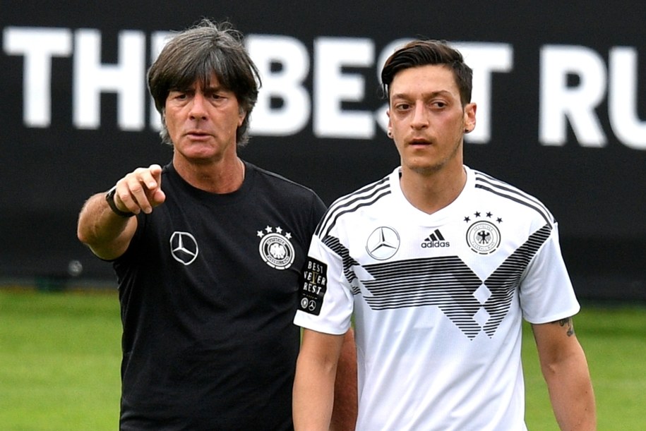 Joachim Loew i Mesut Ozil /Sascha Steinbach /PAP/EPA