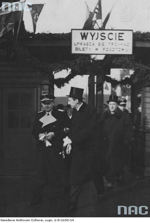 Joachim von Ribbentrop witany na warszawskim dworcu przez Józefa Becka 25 stycznia 1939 r. W czasie tej wizyty niemiecki minister stwierdził: "Morze Czarne to też morze", chcąc pchnąć Polskę przeciwko ZSRR /Z archiwum Narodowego Archiwum Cyfrowego