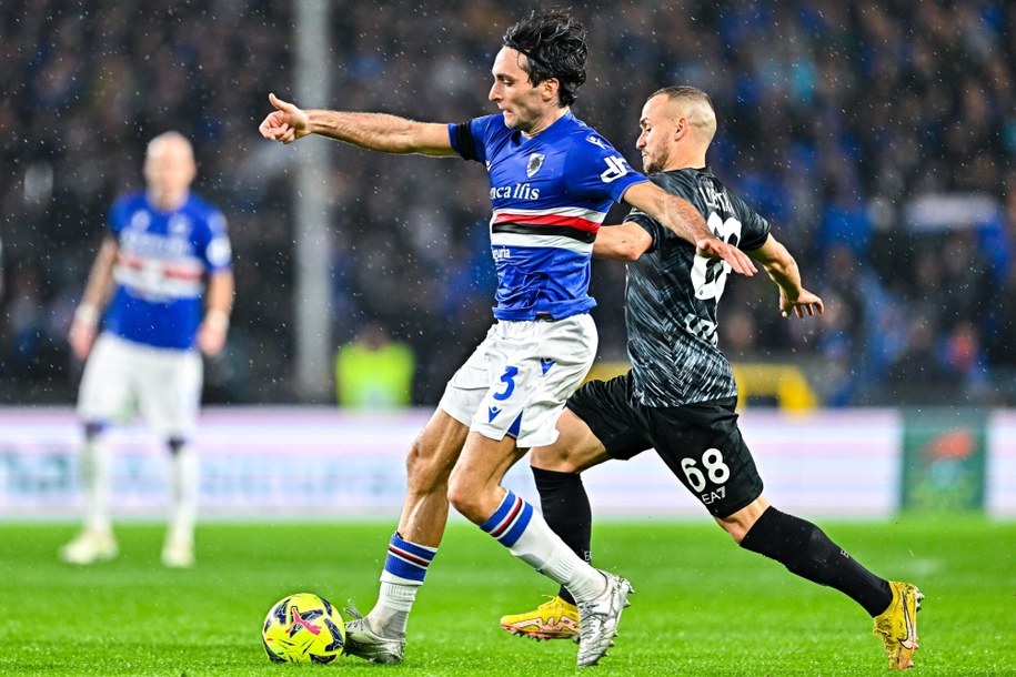 Joakim Maehle Pedersen i  Stanislav Lobotka w trakcie meczu Sampdoria - Napoli /SIMONE ARVEDA /PAP/EPA
