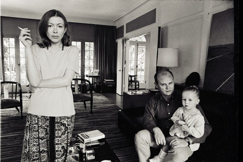 Joan Didion (L) z mężem Johnem Gregorym Dunne'em (C) i  Quintaną Roo Dunne (P) /Julian Wasser/Netflix /materiały prasowe