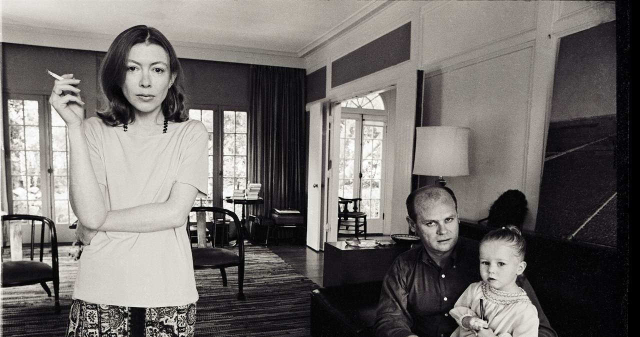 Joan Didion (L) z mężem Johnem Gregorym Dunne'em (C) i  Quintaną Roo Dunne (P) /Julian Wasser/Netflix /materiały prasowe