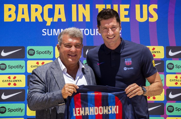 Joan Laporta, prezes FC Barcelona i Robert Lewandowski /CRISTOBAL HERRERA-ULASHKEVICH /PAP/EPA