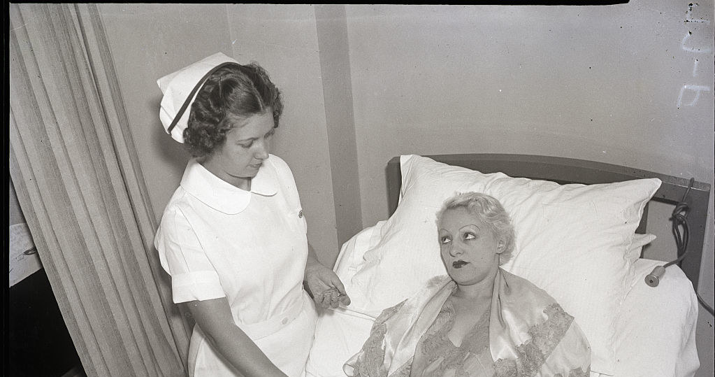 Joan Meller — tancerka z nocnego klubu używała farby do ciała z radem. W 1935 r. trafiła przez to do szpitala z paraliżem nogi / Bettmann / Contributor /Getty Images