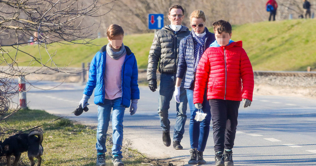 Joanna Brodzik i Paweł Wilczak z synami /Newspix