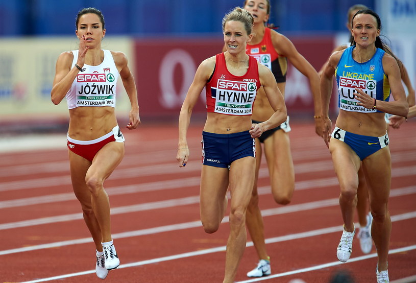 Joanna Jóźwik (pierwsza z lewej) finiszuje w półfinale 800 m /Fot. Adam Warżawa /PAP