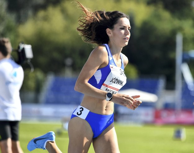 Joanna Jóźwik  w biegu finałowym na dystansie 800 metrów podczas lekkoatletycznych mistrzostw Polski na stadionie MOSiR w Radomiu / 	Piotr Polak    /PAP