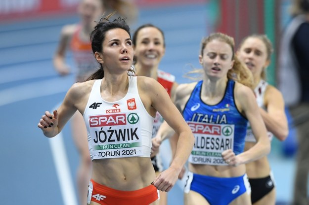 Joanna Jóźwik w biegu na 800 m podczas lekkoatletycznych halowych mistrzostw Europy w Toruniu / 	Adam Warżawa    /PAP