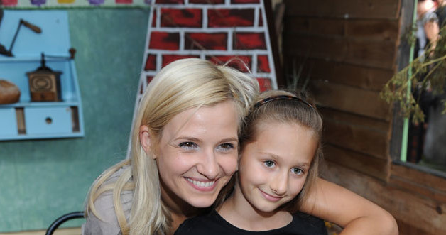 Joanna Koroniewska z małą fanką na Festiwalu Filmów Komediowych w Lubomierzu. /MWMedia