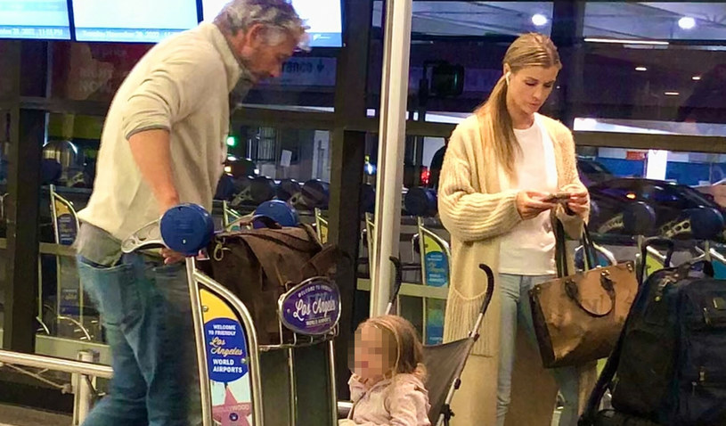 Joanna Krupa z mężem i córką /BACKGRID / Backgrid USA  /East News