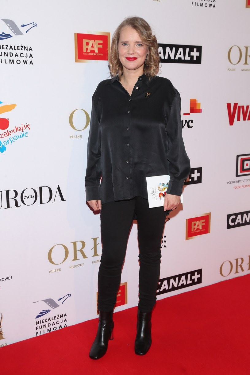 Joanna Kulig na ściankę często ubiera rurki, które łączy z eleganckimi koszulami /MWMedia