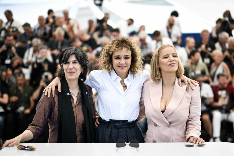 Joanna Kulig zadaje szyku w Cannes. Tym razem w mniej zobowiązującej stylizacji /PATRICIA DE MELO MOREIRA/AFP/East News /East News