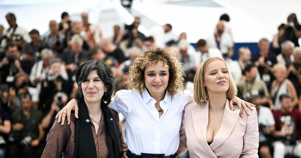 Joanna Kulig zadaje szyku w Cannes. Tym razem w mniej zobowiązującej stylizacji /PATRICIA DE MELO MOREIRA/AFP/East News /East News