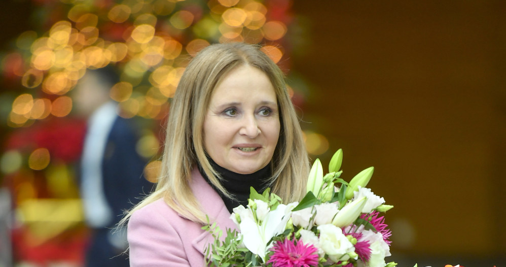 Joanna Kurska opuszczała siedzibę TVP z naręczem kwiatów /AKPA