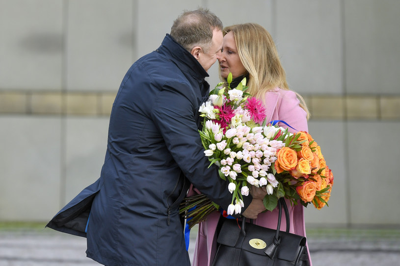 Joanna Kurska z mężem przed budynkiem TVP / AKPA /AKPA