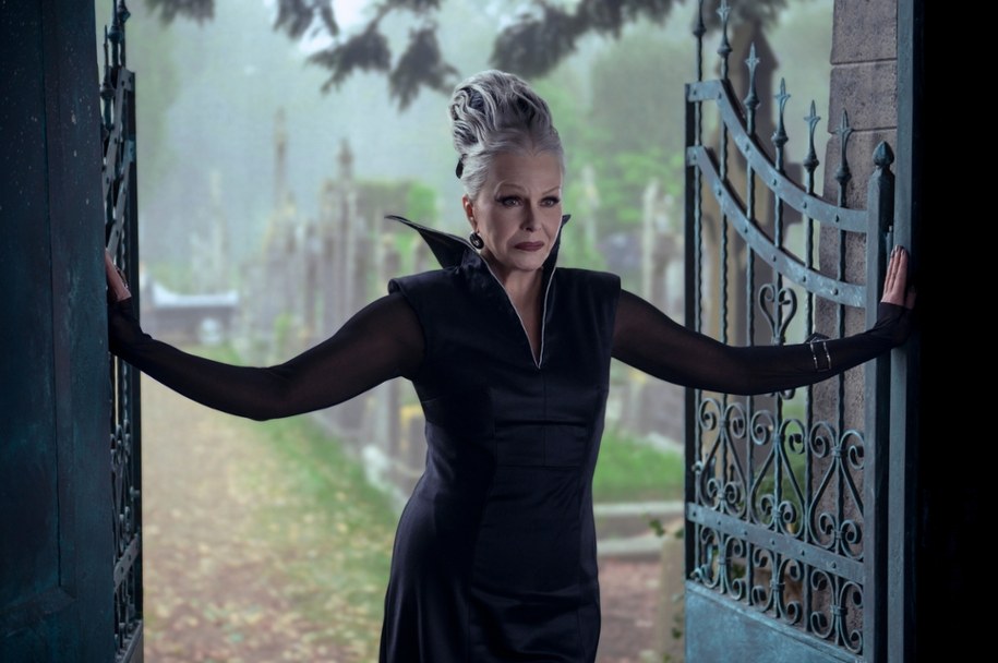 Joanna Lumley na planie drugiego sezonu "Wednesday" /Owen Behan/Netflix /Materiały prasowe