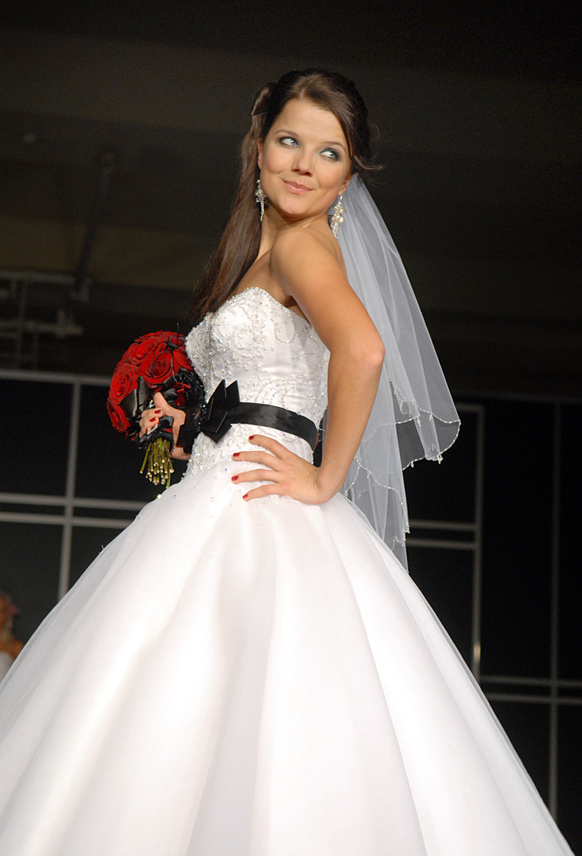 Joanna na pokazie mody podczas Targów Ślubnych /Andras Szialagyi /MWMedia