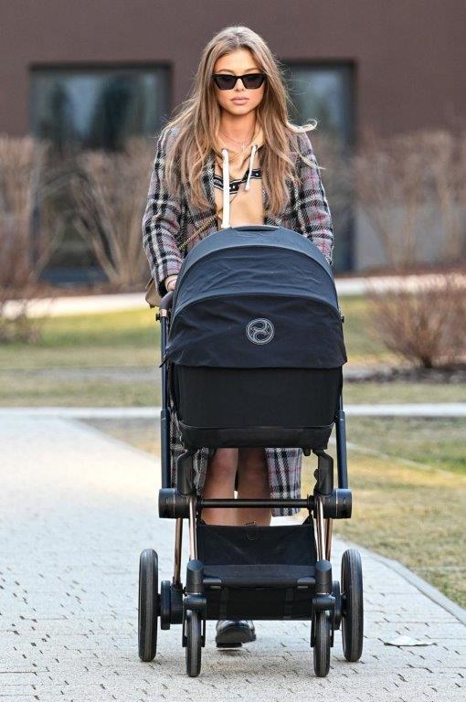 Joanna Opozda na pierwszym spacerze z synem Vincentem /Agencja Fotograficzna Eos /pomponik exclusive