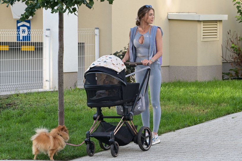 Joanna Opozda z synkiem na samotnym spacerze /pomponik exclusive