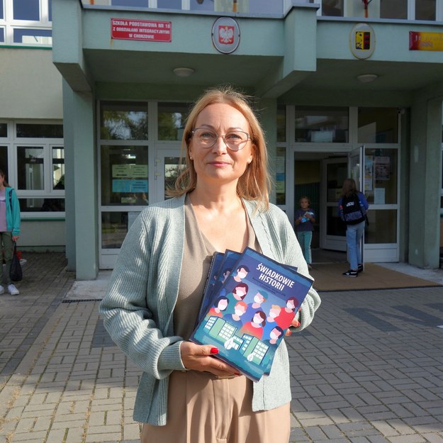Joanna Piećko-Szopińska, dyrektorka SP 18 w Chorzowie prezentuje książkę "Świadkowie historii" /Urząd Miasta Chorzów /Materiały prasowe