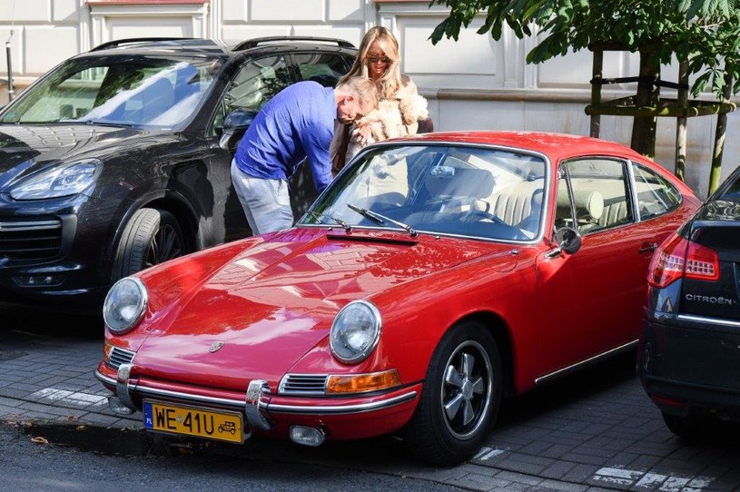 Joanna Przetakiewicz i Rinke Rooyens wożą się zabytkowym Porche 911 za 700 tys. złotych! /pomponik exclusive